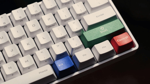 Este teclado mecánico gaming de Newskill cuesta solo 49 euros y es perfecto  para jugar y trabajar