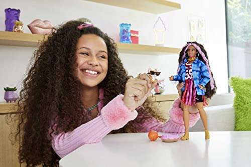 Barbie Extra Muñeca morena articulada con look vestido baloncesto, accesorios de moda y mascota de juguete