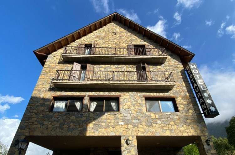 Pirineo catalán: 2 noches en hotel 3* + desayuno + spa + excursión senderismo 62€/p JULIO