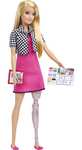 Barbie Profesiones Diseñadora de interiores con pierna protésica Muñeca rubia con vestido rosa y chaqueta pata de gallo, juguete +3 años