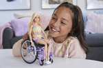 Barbie rubia con silla de ruedas, rampa y accesorios de moda