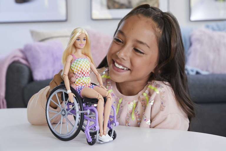 Barbie rubia con silla de ruedas, rampa y accesorios de moda