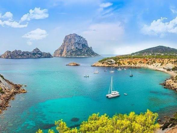 IBIZA Desde 4 noches: Ferry con tu coche + Apartahotel 3★ con desayuno y vistas al mar | Bahía de San Antonio