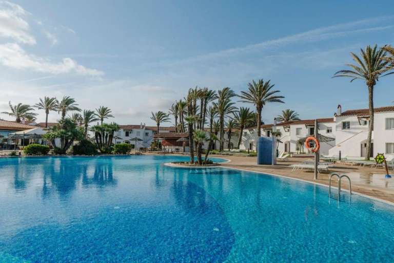 Viaje de 7 noches a Menorca con vuelos y aparthotel incluidos | 104€ POR PERSONA