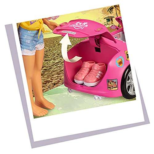 Nancy - Un día en California, muñeca rubia con mechas rosas, contiene un coche de juguete con ruedas móviles y maletero; accesorios