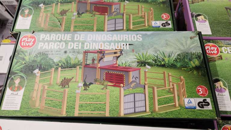 Centro hípico y parque de dinosaurios de madera (Factori Lidl)