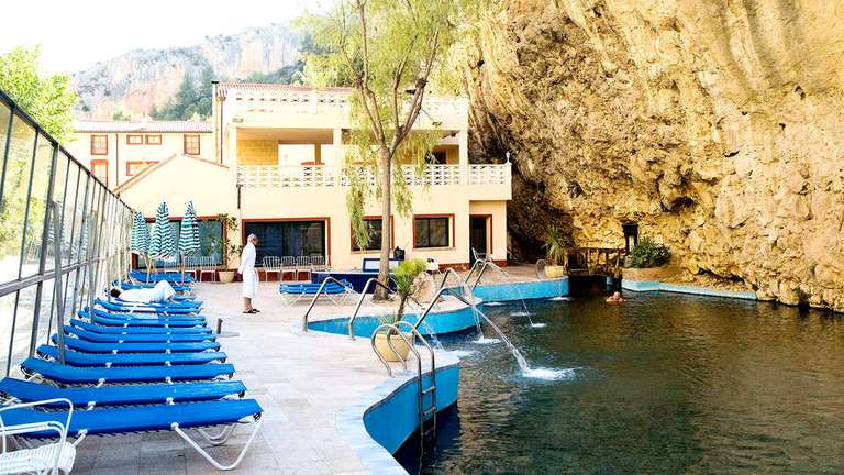 Hotel Balneario de la Virgen con desayuno + circuito termal y acceso libre al lago termal 99€ /2 personas (muchas fechas)