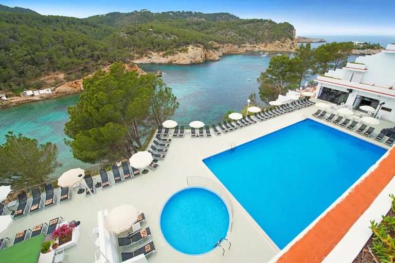 Ibiza hotel 4* con media pensión + ferry + 1noche en barco + 2 en hotel + embarque de 1 vehículo por 187 euros!! PxPm2