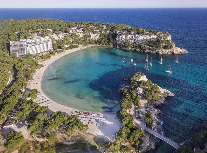 LUJO a Menorca Vuelos directos + 2 a 7 noches en hotel 5* ¡a pie de playa y con piscina infinita! por 139 euros! PxPm2 hasta junio incluido