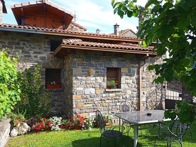 Casa rural en Biescas (Pirineo aragonés) con capacidad para 6 personas.