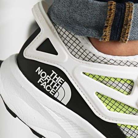 THE NORTH FACE - Zapatillas blancas y negra de caña media Oxeye Tech Mid. Tallas 40 a 45