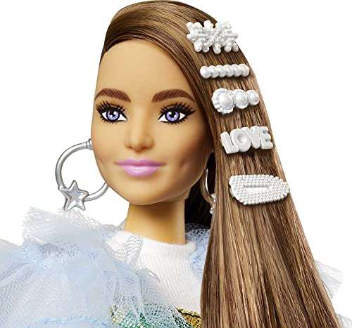 Barbie Extra Muñeca morena articulada con vestido arcoiris, accesorios de moda y mascota Mattel