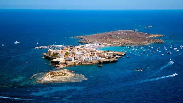 Tabarca, ¡la única isla edificada de la C.Valenciana! Precio por noche, se puede llegar en barco desde Santa Pola. Por 41 euros! PxPm2