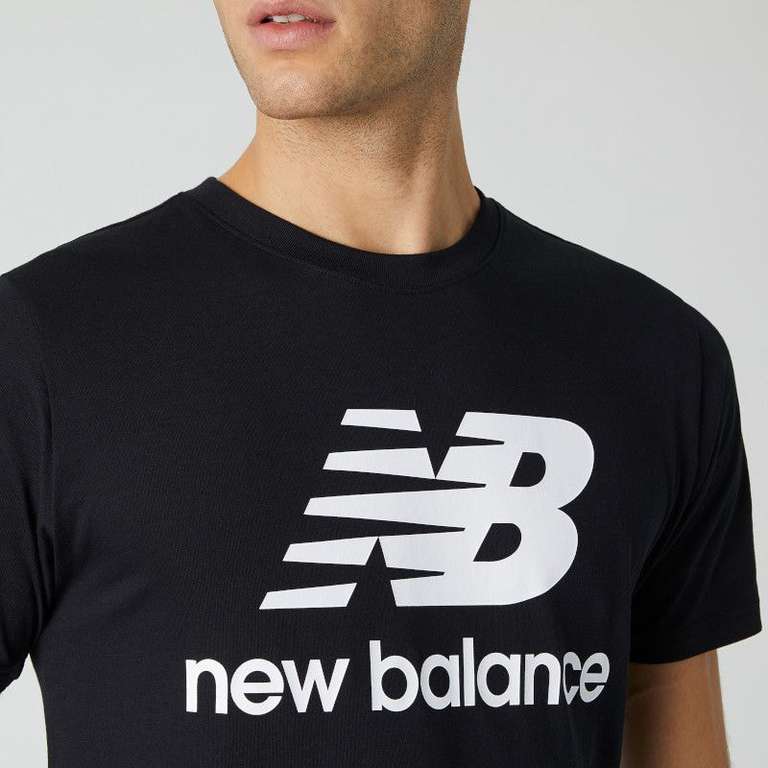 Camiseta de deporte NB Essentials Stacked - 100% algodón - negro (TODAS LAS TALLAS)