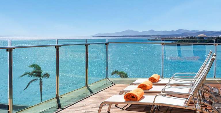 Lanzarote - Media Pensión: 5 noches + Vuelos + hotel 5* en Suite Panorámica con vistas + desayunos y cenas + spa por solo 606€ PxP
