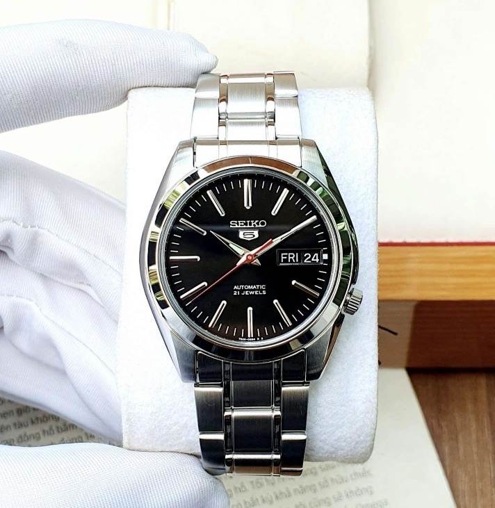 Seiko 5 automático de 38 mm con esfera negra y calibre 7S26