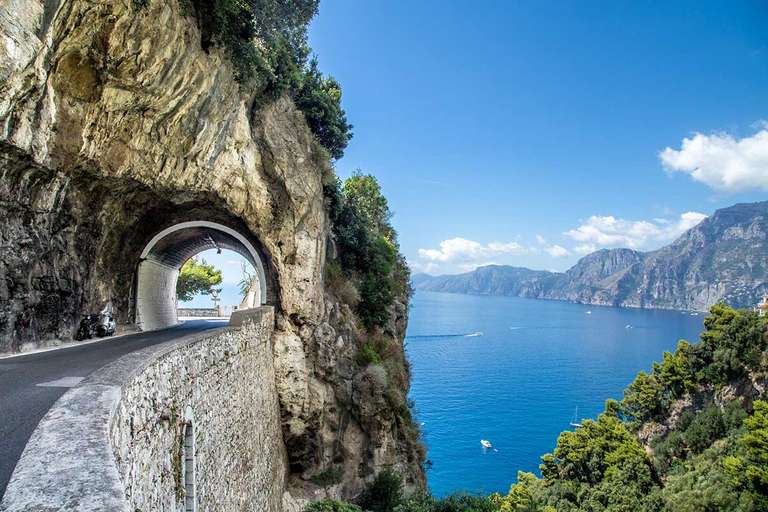 Ruta Napolitana y Costa Amalfitana. 7 días con vuelos + hoteles + coche de alquiler + seguros por 620 euros PxPm2. De mayo 2023 a Abril 2024