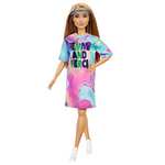 Barbie Fashionista Muñeca morena con vestido teñido tie dye y accesorios de moda (Mattel GRB51)