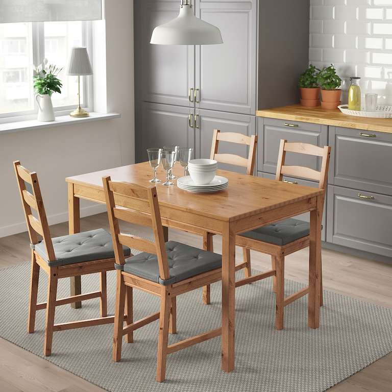 Mesa y 4 sillas en madera de pino macizo, modelo JOKKMOKK de Ikea
