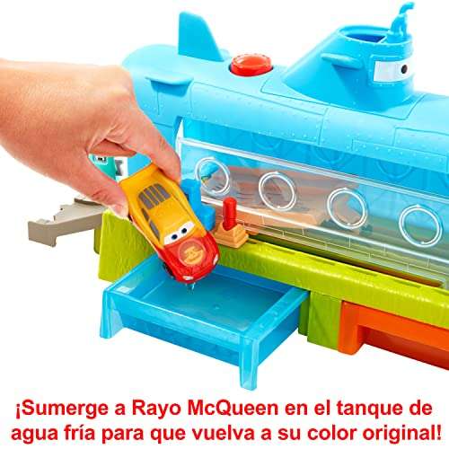 Mattel Disney Cars on the Road Ballena lavadero de coches, incluye 1 vehículo Rayo McQueen que cambia de color en el agua, +4 años