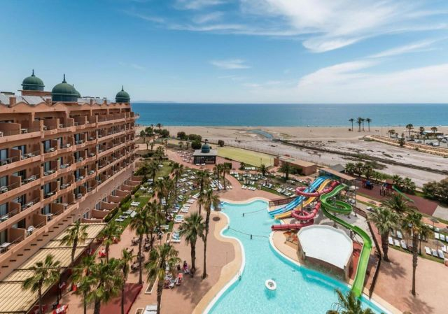 Hotel 4* en Roquetas de Mar con toboganes y media pensión (julio a noviembre)