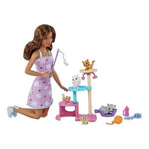 Barbie y sus gatitos Muñeca morena con vestido estampado, árbol para gatos, mascotas y accesorios felinos, juguete +3 años