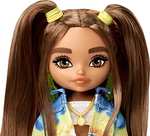 Barbie Extra Mini Conjunto vaquero tie-dye Muñeca pequeña con pelo largo moreno,
