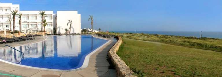 Vacaciones en Cádiz en primera línea de playa hotel 4* desde 3 noches en media pensión [150€ por persona]