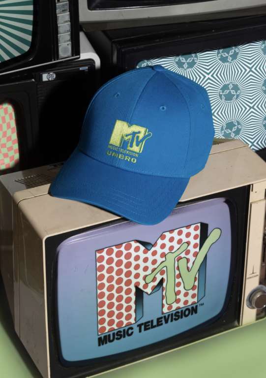 Gorras Umbro colección MTV por sólo 7,20 € con el 70% de descuento. Dos colores disponibles