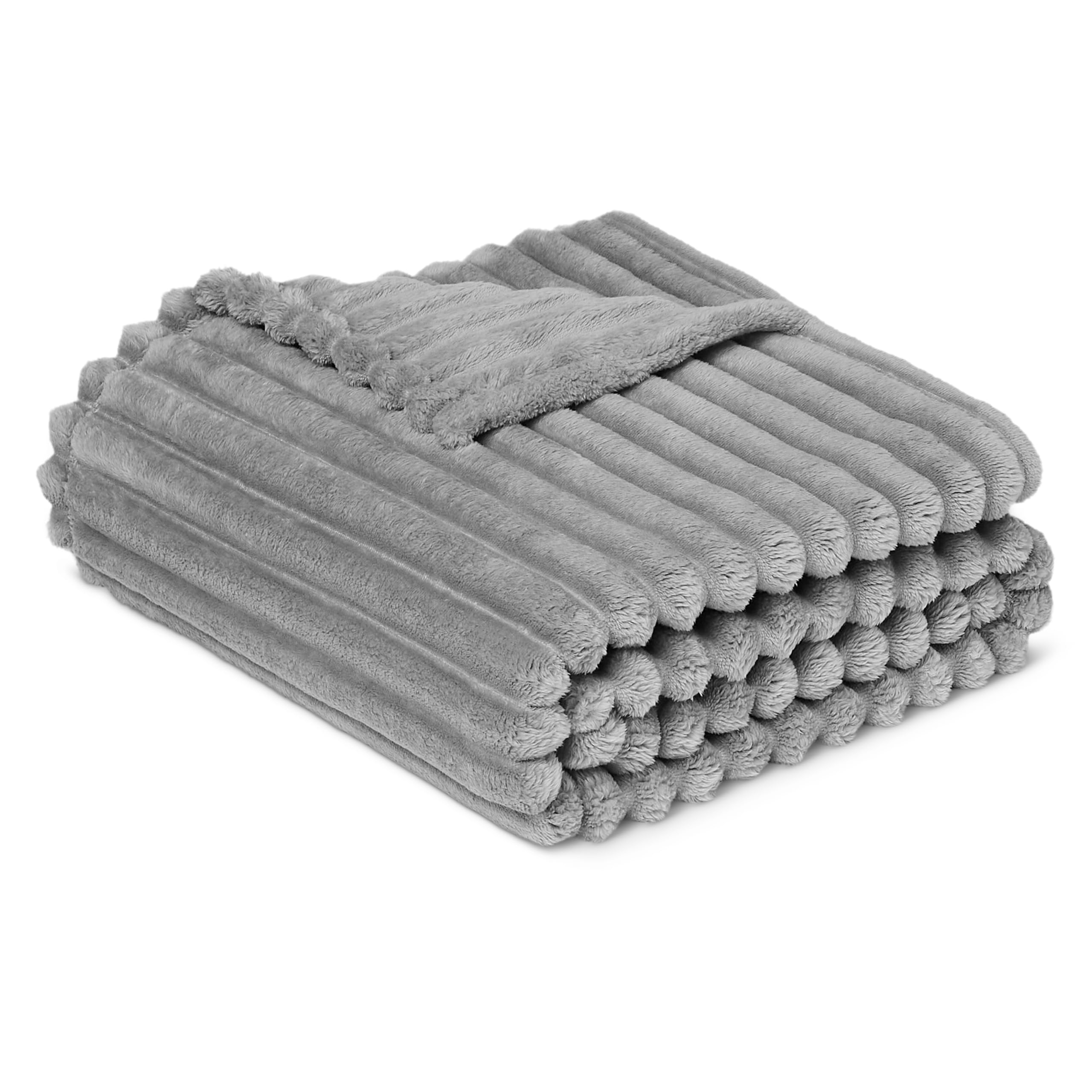 Amazon Basics Manta de Felpa para Sofá y Cama, Manta Polar Suave y Ligera 152x127cm 3 colores a elegir
