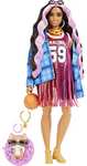 Barbie Extra Muñeca morena articulada con look vestido baloncesto, accesorios de moda y mascota de juguete