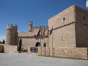 Escapada en Burgos -Olmillos de Sasamón- con desayuno, cena, bombones y cava en un castillo del siglo XV [Precio para 2]