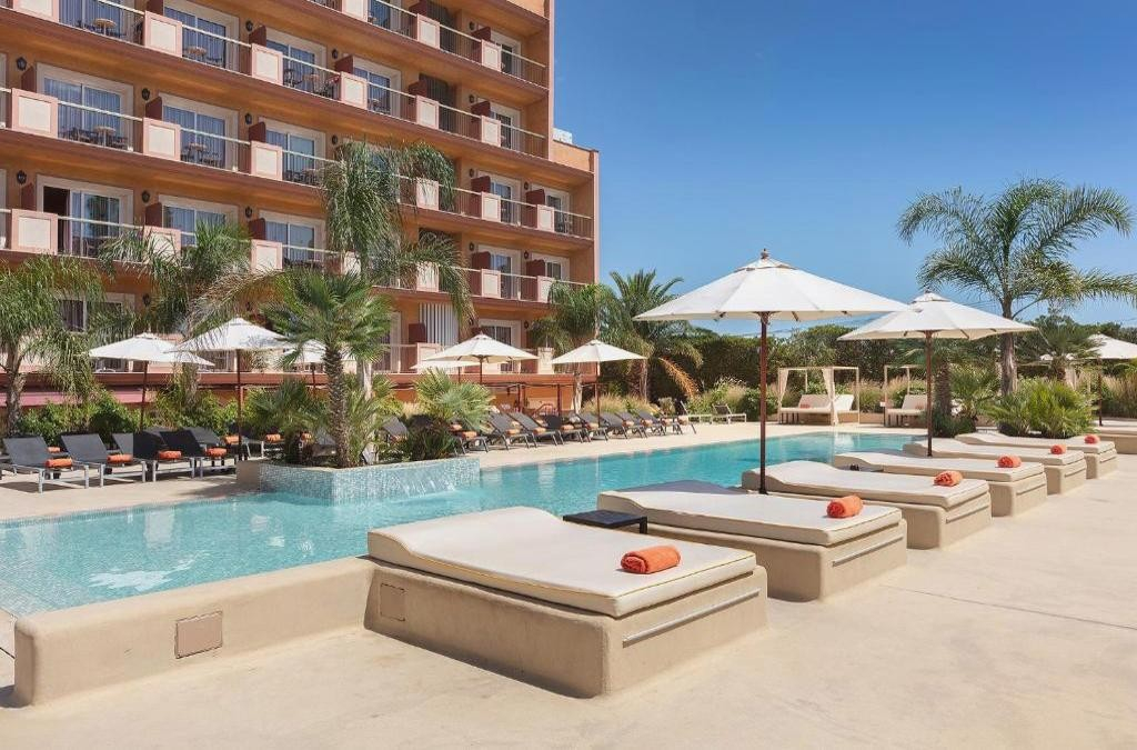 Malgrat de Mar con yoga, Tai-Chi y zona solo adultos! con media pensión 38€/persona | octubre