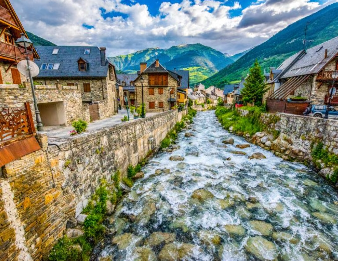 ¿Una escapada a la Vall d'Aran? Encantador hotel junto al centro de Vielha. HOTEL 3*+DESAYUNO (desde 28€/pers oct y 29€ sep)