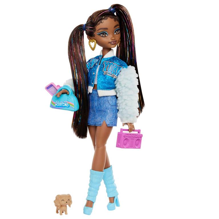 Barbie Dream Besties Brooklyn, Muñeca con coletas, falda vaquera y chaqueta beisbolera, radio, aro de luz, mascota y accesorios de moda,