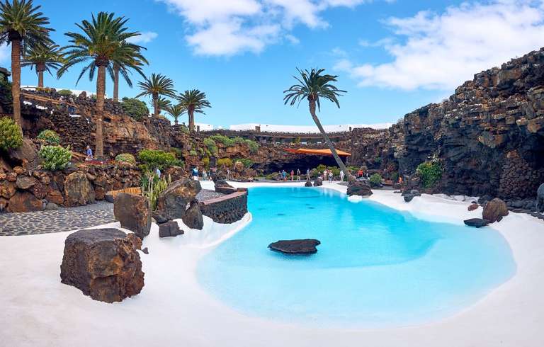 Tenerife y Lanzarote 7 días con coche. Vuelos + vuelo entre islas + hoteles + coche de alquiler + seguros por 366 euros. PxPm2 . 26 de Junio