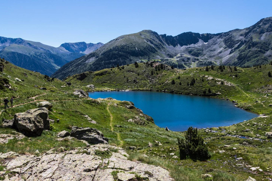 ANDORRA, ¡UN PARAÍSO ENTRE MONTAÑAS!. Hotel 3* con DESAYUNO, -50% en NIÑOS y rutas guiadas de senderismo | Encamp (sep)