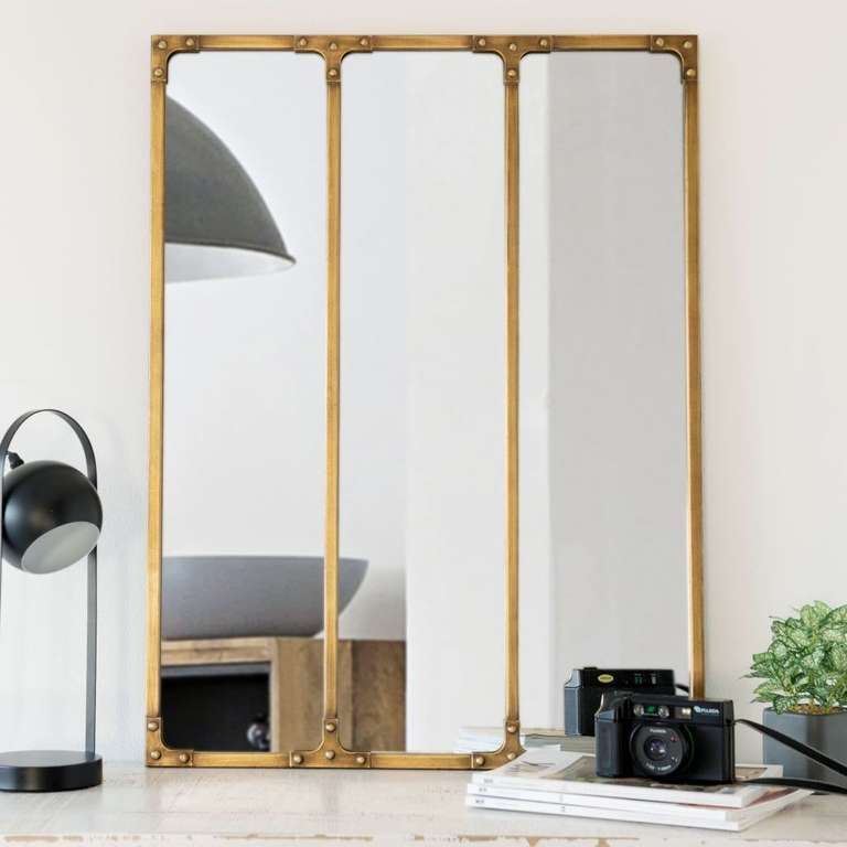Bonito espejo industrial de metal dorado, 60x80