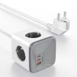 Regleta cúbica con cuatro tomas de corriente y tres puertos USB.