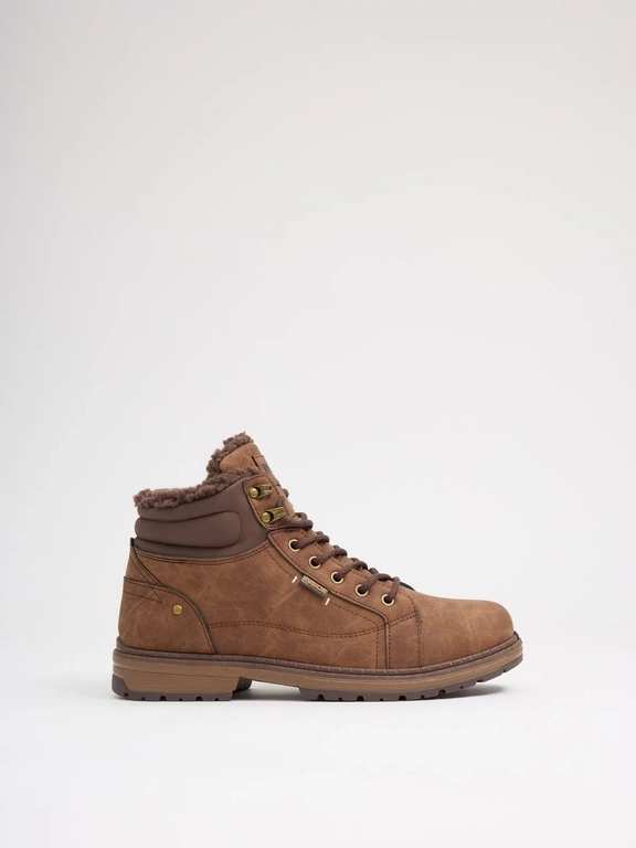 Imagen de Bota de montaña, confeccionada en
