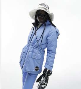 Parka azul de esquí con capucha