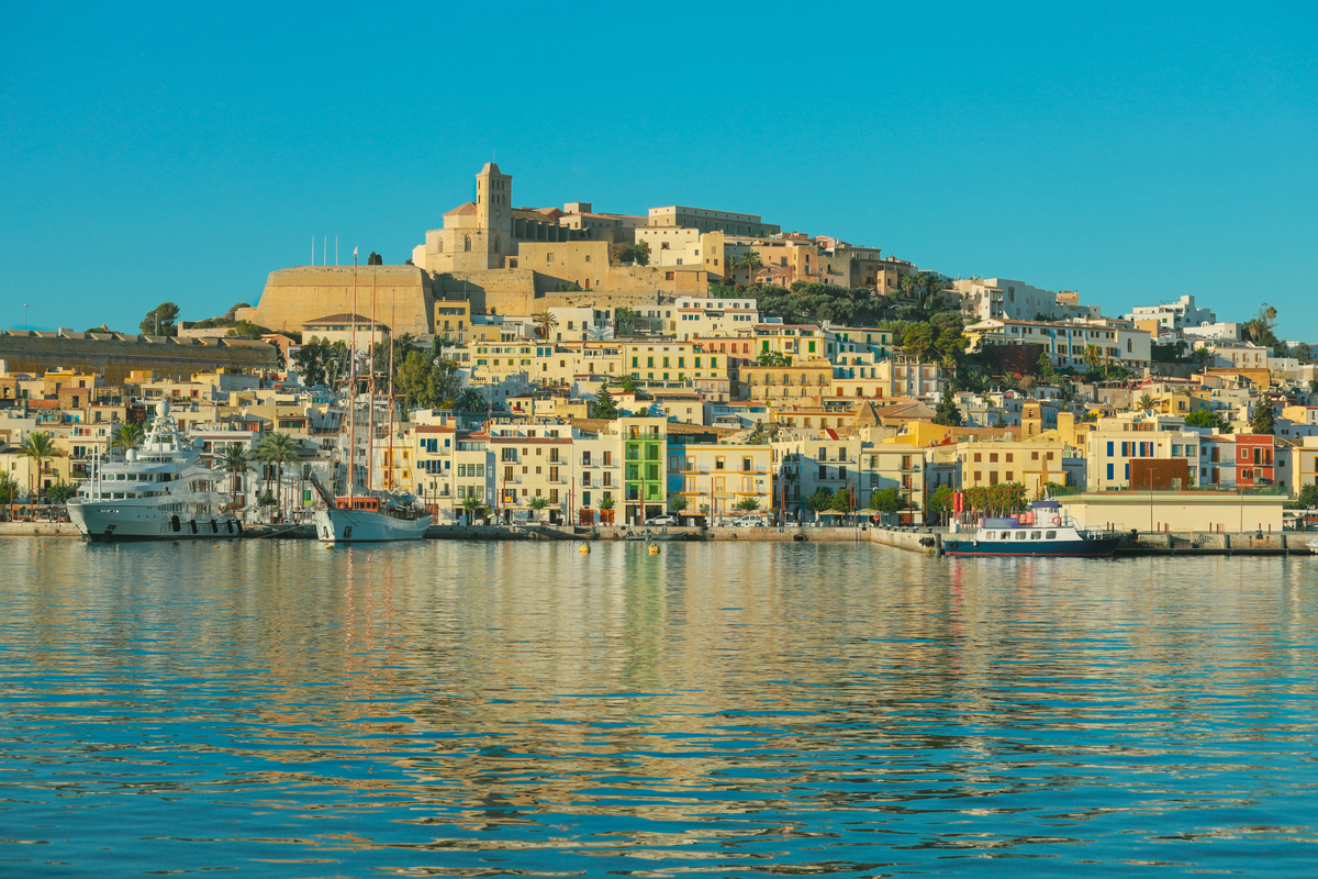 Ibiza en Hotel 4★ + MP + Ferry con Coche desde Valencia/BCN desde 234€/pers en Octubre (Spt 261€ / Ag 363€)