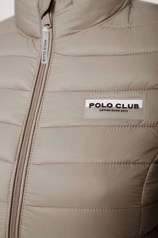 POLO CLUB. Chaqueta beige entallada ultraligera con logo. También en otros seis colores diferentes.