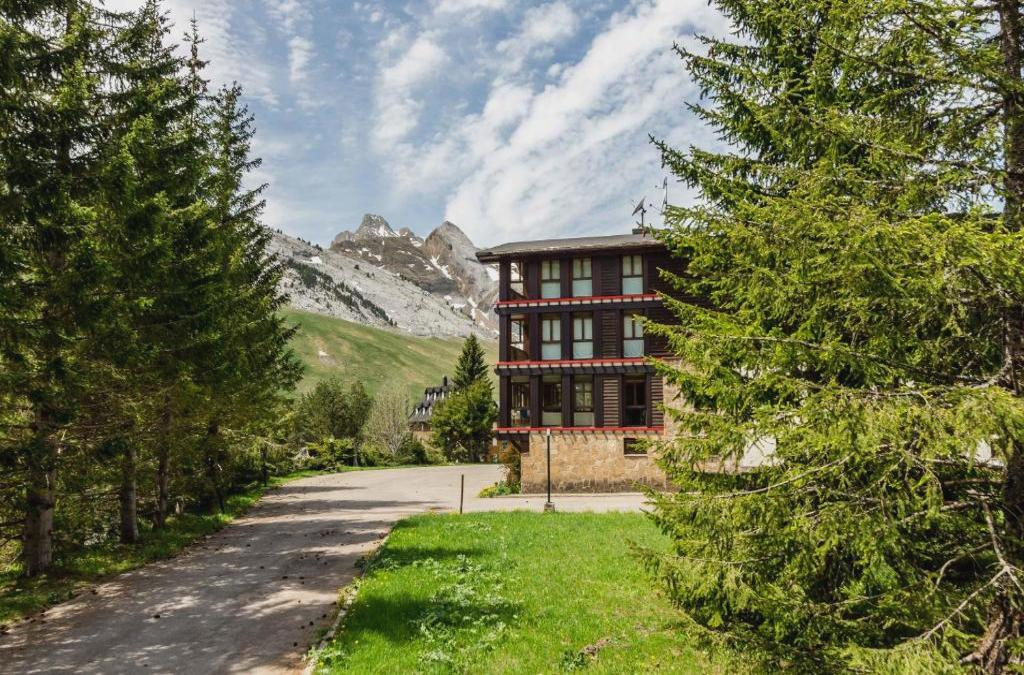 Desconecta entre paisajes de alta montaña en CANDANCHÚ. HOTEL 3*+DESAYUNO+NIÑOS 50% descuento (julio-septiembre)