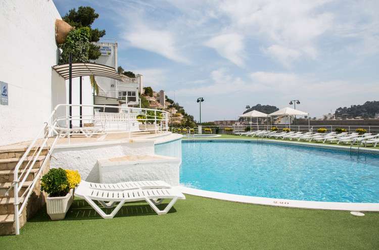 Habitación DELUXE en hotel 4* en Tossa de Mar con Pensión Completa desde 28€ noche p/p