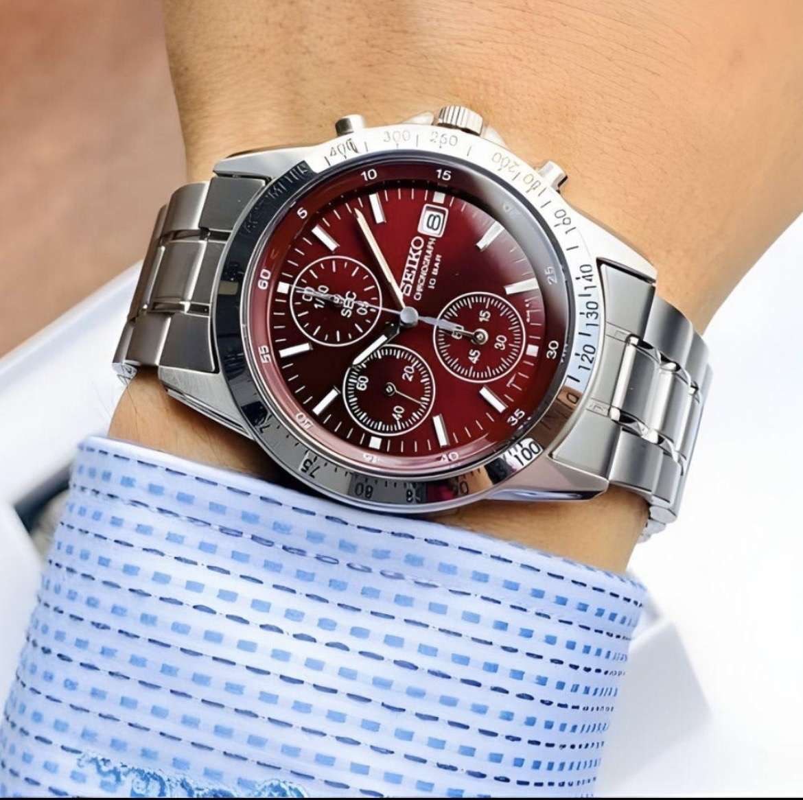 Seiko Spirit Chronograph 38,5mm con esfera burdeos, brazalete de acero y diseño deportivo elegante