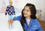 Barbie Ken Fashionista Sudadera corazones a cuadros Muñeco rubio con pantalones cortos, juguete a la moda +3 años (Mattel HBV25)