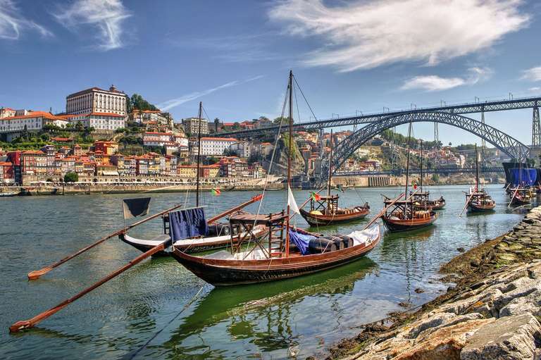 6 días en Oporto en el Puente de Mayo Vuelo + Hotel en el CENTRO. desde 112€ PxP(V.aeropuertos)( dejo + opciones en la descripción)