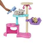 Barbie y sus gatitos Muñeca morena con vestido estampado, árbol para gatos, mascotas y accesorios felinos, juguete +3 años