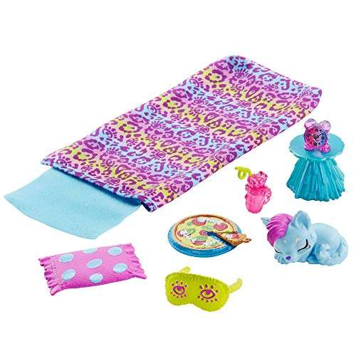 Cave Club Tella Fiesta de Pijamas Muñeca con moda para dormir, mascota de juguete y accesorios (Mattel GTH06)